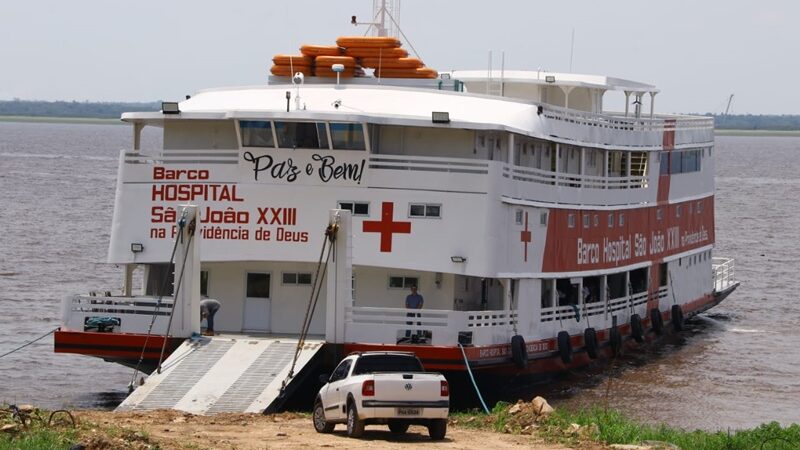 Barco Hospital São João XXIII realiza atendimentos de saúde em Careiro