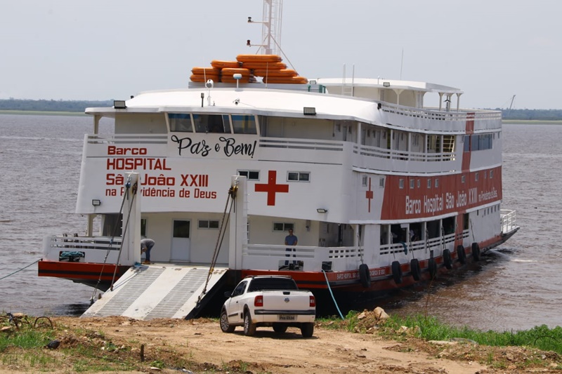 Barco Hospital São João XXIII realiza atendimentos de saúde em Careiro