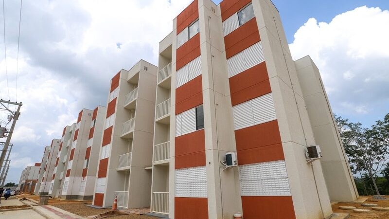 Prefeito David Almeida acompanha visita de famílias ao residencial Carlos Braga e anuncia entrega da primeira etapa em novembro