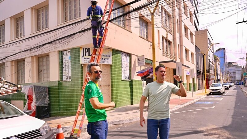 Prefeito David Almeida fiscaliza ação de despoluição visual na Quintino Bocaiúva e reforça que operação já soma mais de 6,5 toneladas de fios e cabos removidos