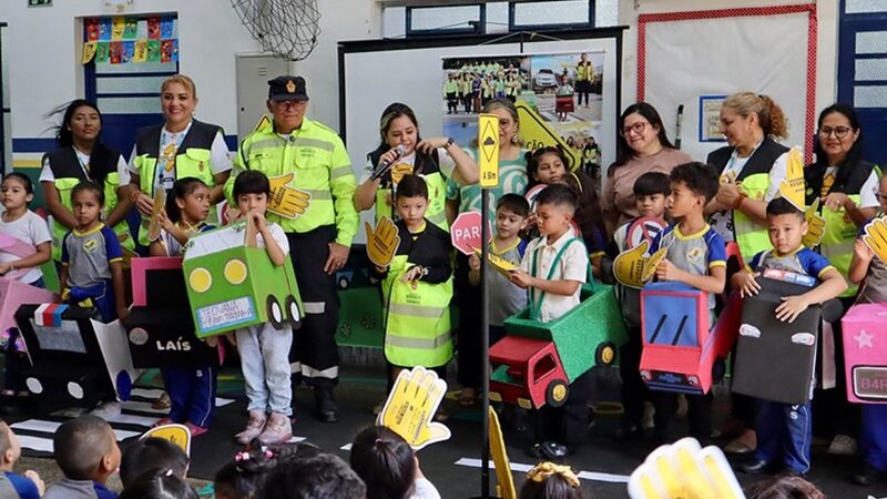 Alunos da rede municipal aprendem regras de trânsito com agente do IMMU