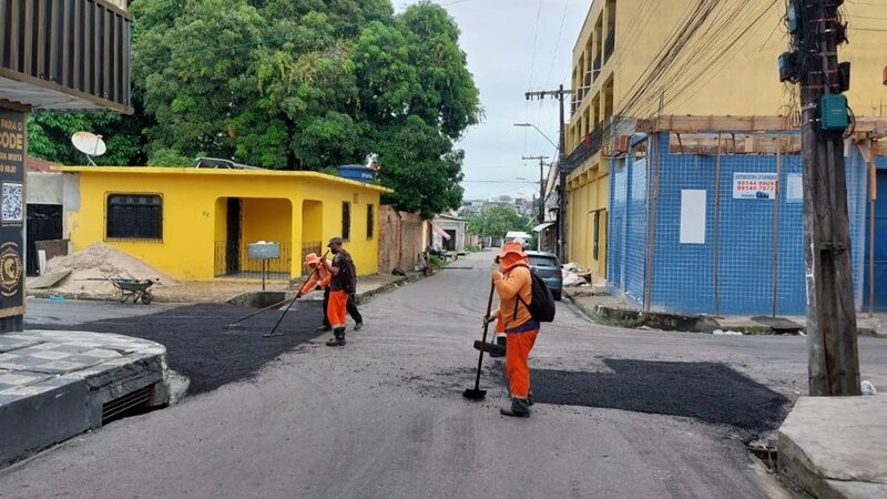 Prefeitura de Manaus executa serviços de recuperação asfáltica em rua do bairro Zumbi dos Palmares, na zona Leste