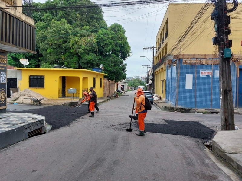 Prefeitura de Manaus executa serviços de recuperação asfáltica em rua do bairro Zumbi dos Palmares, na zona Leste