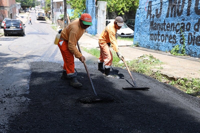 Prefeitura de Manaus reforça mobilidade no bairro São Francisco com recuperação asfáltica na rua Sátiro Dias