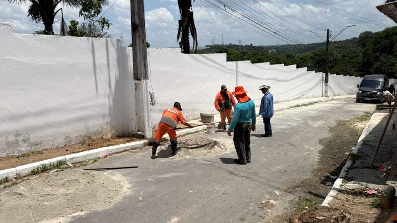 Prefeitura de Manaus reconstrói calçada no bairro Colônia Antônio Aleixo e garante mais segurança e acessibilidade aos pedestres