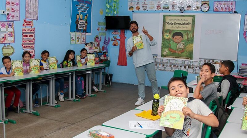 Livro de escritor local é lançado em escola da Prefeitura de Manaus