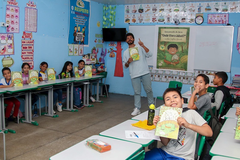 Livro de escritor local é lançado em escola da Prefeitura de Manaus