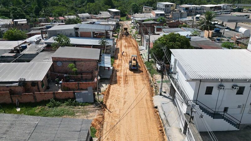 Prefeitura de Manaus realiza terraplanagem em rua do Lago Azul para garantir mais mobilidade aos moradores