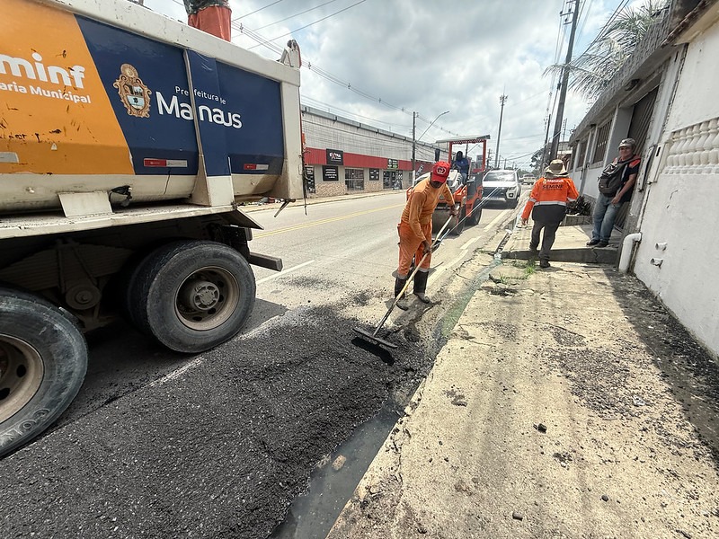 Prefeitura de Manaus atua em recuperação asfáltica da avenida Dublim e melhora mobilidade no bairro Planalto
