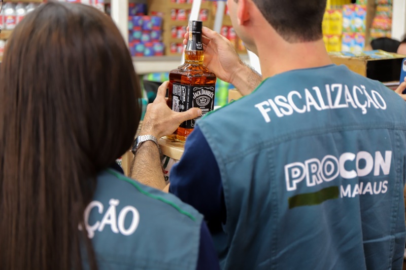 Prefeitura de Manaus apreende 13 mil litros de bebidas em situação irregular na operação ‘Zero Metanol’