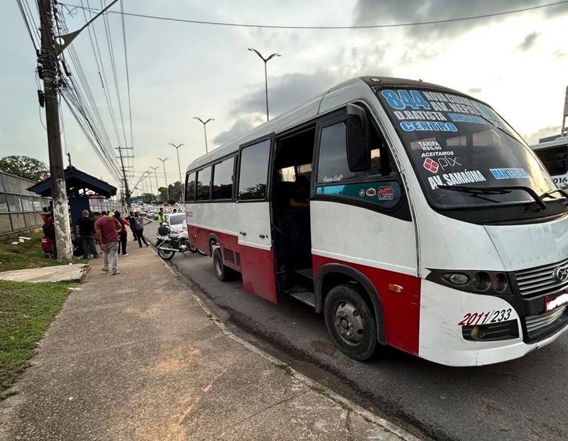 Prefeitura de Manaus retira de circulação micro-ônibus executivo irregular