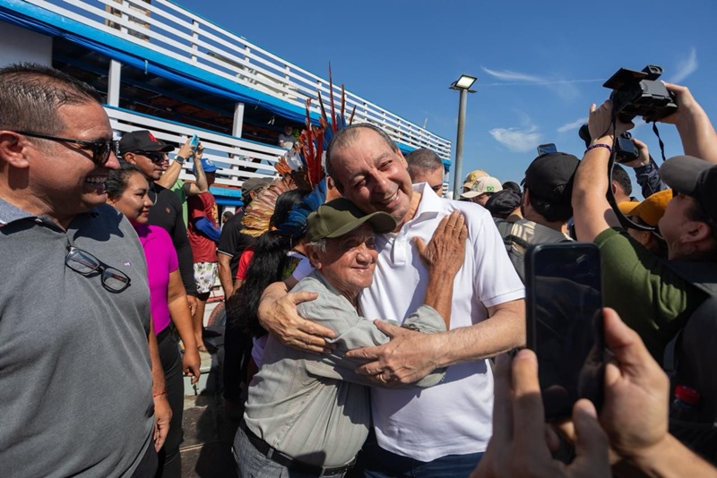 Omar Aziz reforça compromisso com o interior durante visita a Beruri