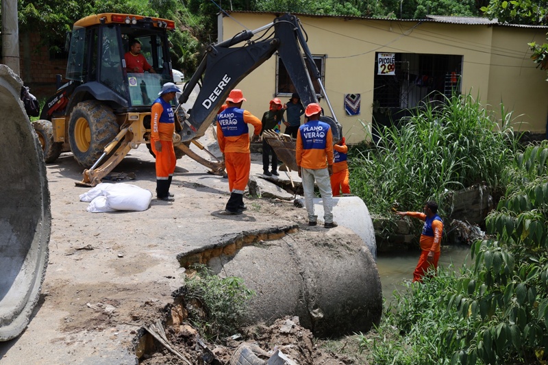 Prefeitura de Manaus substitui tubulação rompida em igarapé do bairro Monte das Oliveiras