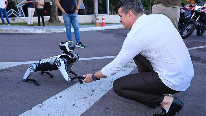OPERAÇÃO VERDADE: Prefeito David Almeida desmente boato sobre compra de cão-robô após vídeo viral