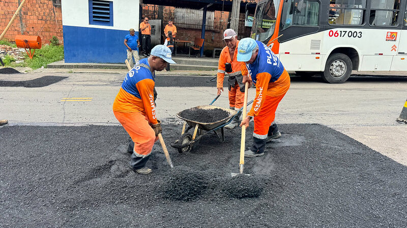 Prefeitura de Manaus executa obra de recuperação asfáltica no bairro Coroado