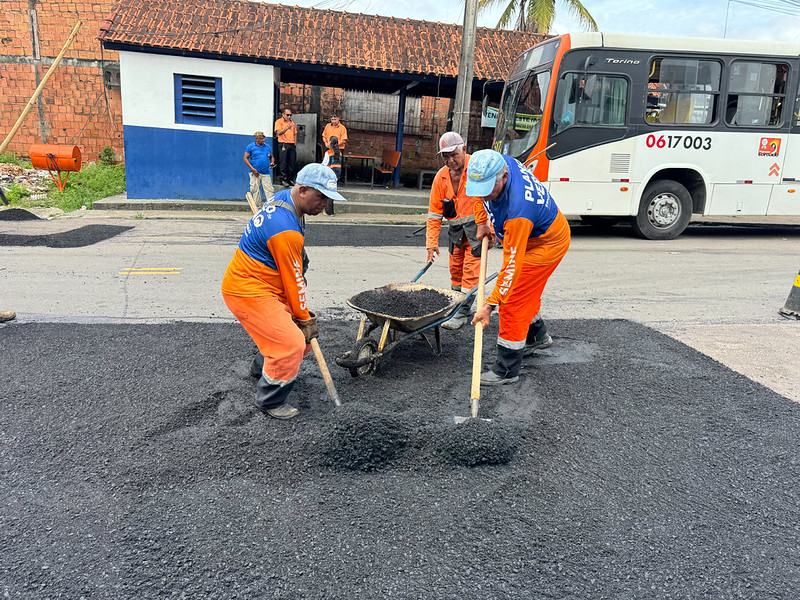 Prefeitura de Manaus executa obra de recuperação asfáltica no bairro Coroado
