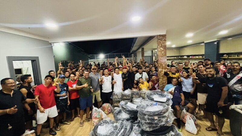 Prefeito de Alvarães pilota moto junto com mototaxistas em grande confraternização