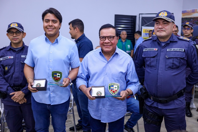 Prefeito Adail Pinheiro e vice-prefeito Emanoel Pinheiro recebem homenagem do 5º BPM em Coari