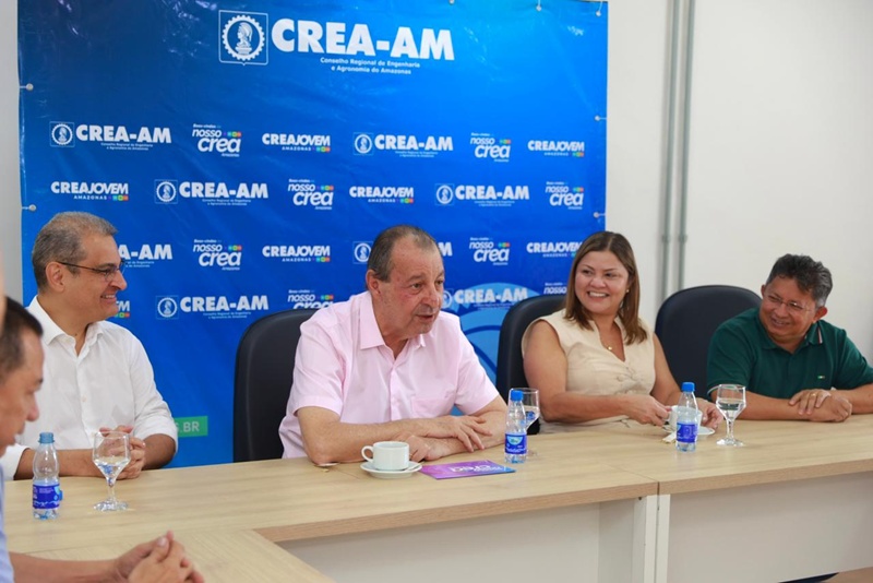 Omar Aziz reúne com lideranças da engenharia e agronomia do Amazonas e recebe homenagem em visita ao Crea-AM